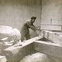 Constantin Brancusi (1876-1957) travaillant à la colonne sans fin. (...)